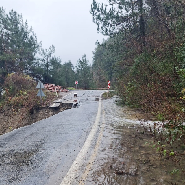 Kastamonu'da heyelan nedeniyle kayan yolda çalışma yürütülüyor
