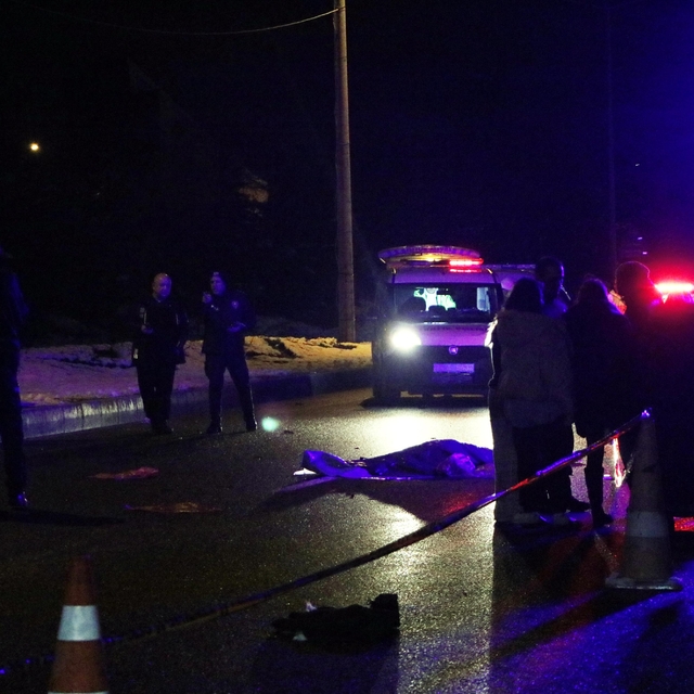 İki otomobilin çarptığı yaya öldü