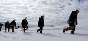 Ekibiyle karlı dağları aşıp, 10 mahalleyi elektriğe kavuşturdu