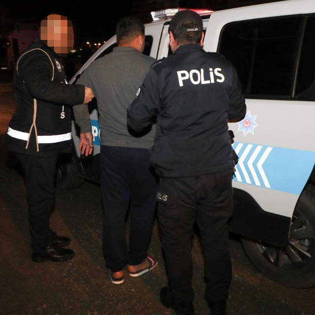 Mersin'de cep telefonu kaçakçılığı iddiasıyla 13 şüpheli yakalandı