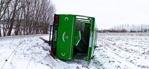 Tokat'ta buzlanan yolda cenaze nakil aracı devrildi