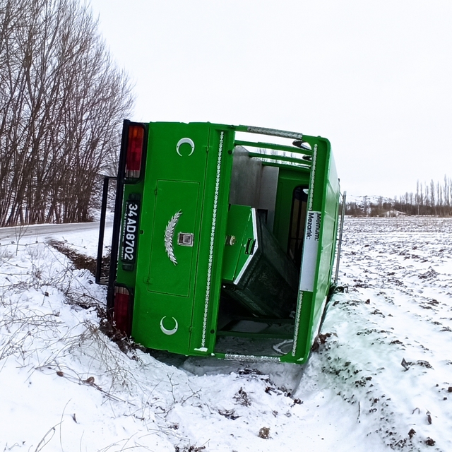 Tokat'ta buzlanan yolda cenaze nakil aracı devrildi