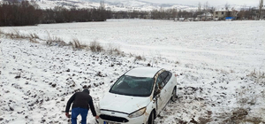 Tokat'ta buzlanan yolda şarampole devrilen otomobildeki çocuk yaralandı