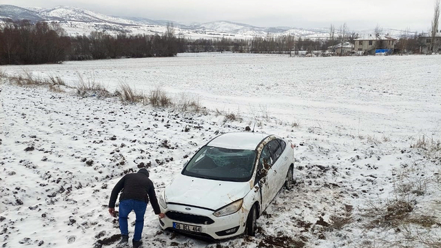 Tokat'ta buzlanan yolda şarampole devrilen otomobildeki çocuk yaralandı