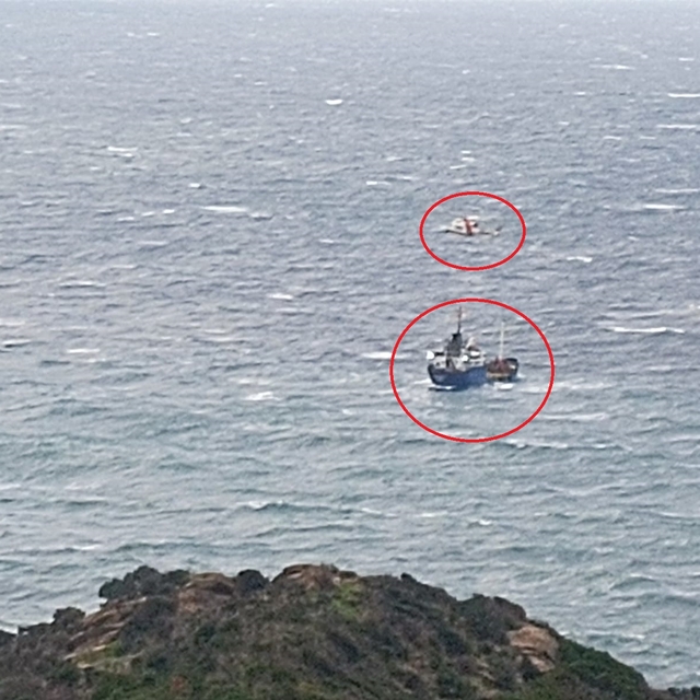 Motor arızası nedeniyle sürüklenen geminin mürettebatı helikopterle kurtarı...