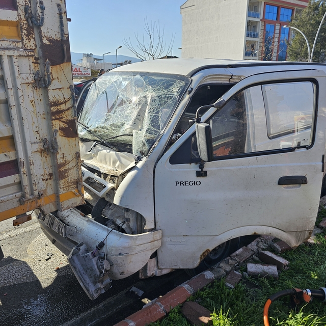 Aydın'daki zincirleme trafik kazasında 2 kişi yaralandı