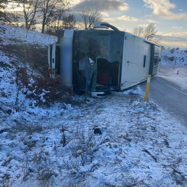 Kütahya'da yolcu otobüsü devrildi: 18 yaralı