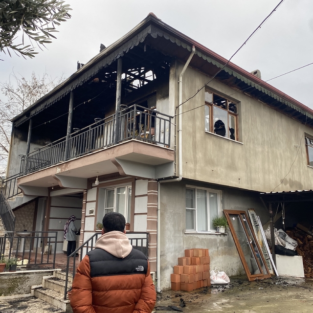 Manisa'da bacadan sıçrayan alevler yangına yol açtı