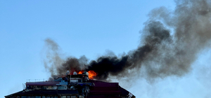 Başkentte 7 katlı binanın çatısındaki yangın hasara neden oldu 