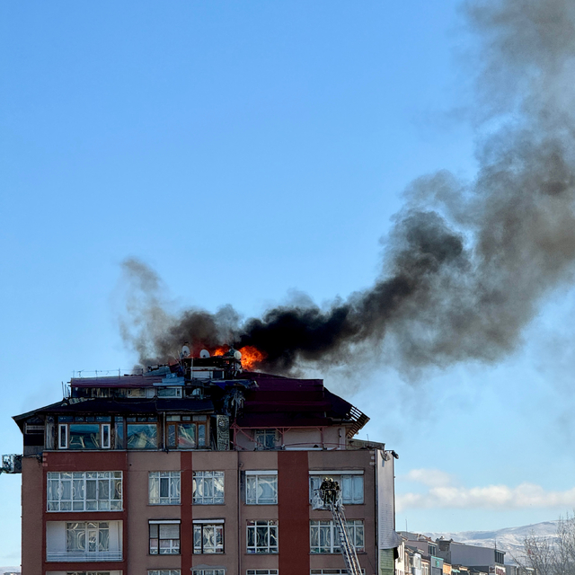Başkentte 7 katlı binanın çatısındaki yangın hasara neden oldu