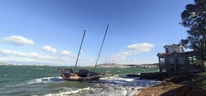 Ayvalık'ta fırtına; yelkenli tekne karaya oturdu