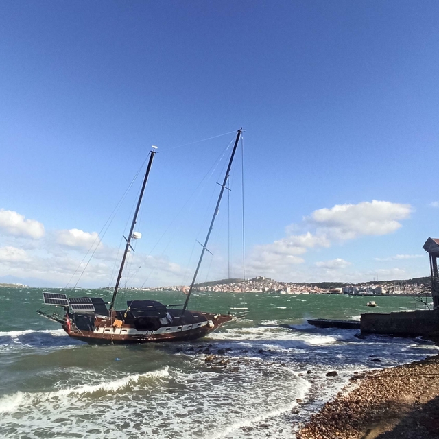 Ayvalık'ta fırtına; yelkenli tekne karaya oturdu