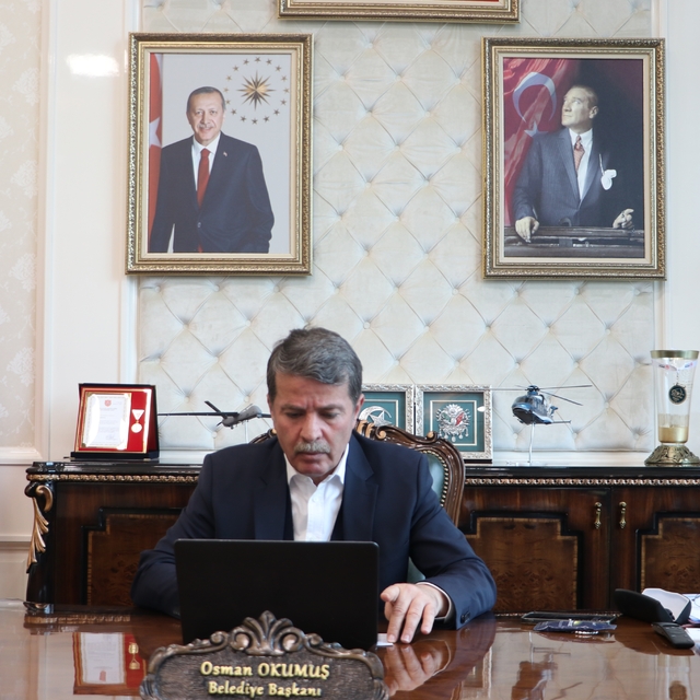 Türkoğlu'nda protokol üyeleri AA'nın "Yılın Kareleri"ni oyladı