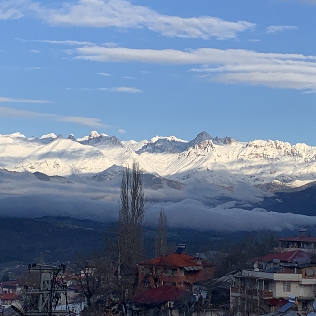 Aladağ'da yüksek kesimlere kar yağdı