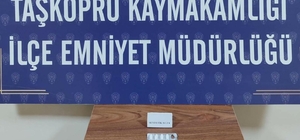 Kastamonu'da aracında kağıt mendile emdirilmiş uyuşturucu bulunan şüpheli g...