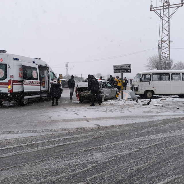 Afyonkarahisar'daki trafik kazasında 5 kişi yaralandı
