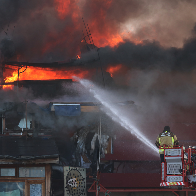 GÜNCELLEME - Başkentte 7 katlı binanın çatısında yangın çıktı