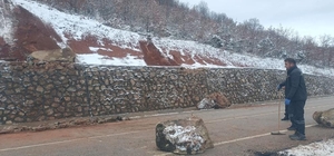 Almus'ta heyelan nedeniyle yola düşen kaya parçaları temizlendi