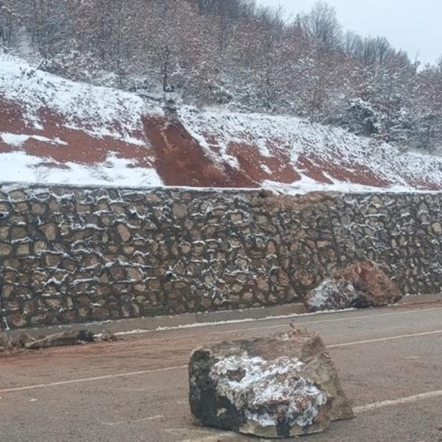 Almus'ta heyelan nedeniyle yola düşen kaya parçaları temizlendi
