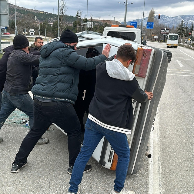 Tokat'ta takla atan otomobilden yara almadan çıktılar