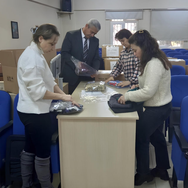 Akhisar'da Filistinli çocuklar için mont ve eşofman dikiliyor