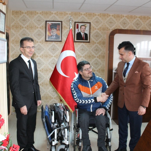 Erzurumlu engelli milli sporcu Seven'e akülü araba hediye edildi