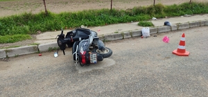 İzmir'de beton direğe çarpan motosikletin sürücüsü öldü