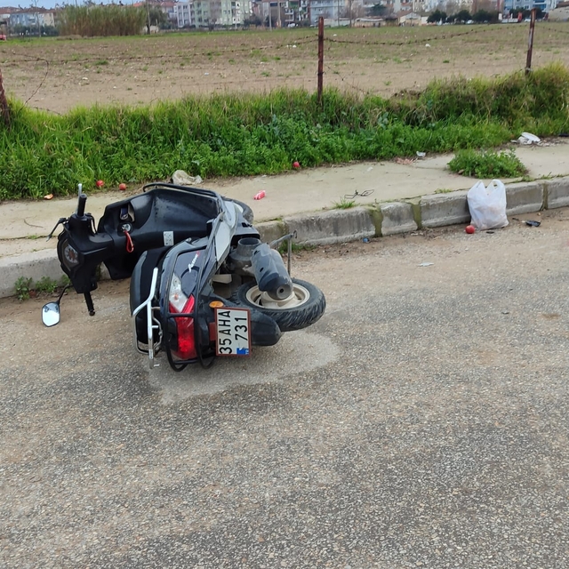 İzmir'de beton direğe çarpan motosikletin sürücüsü öldü