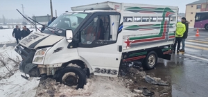 Van'da kamyonet ile hafif ticari aracın çarpıştığı kazada 7 kişi yaralandı