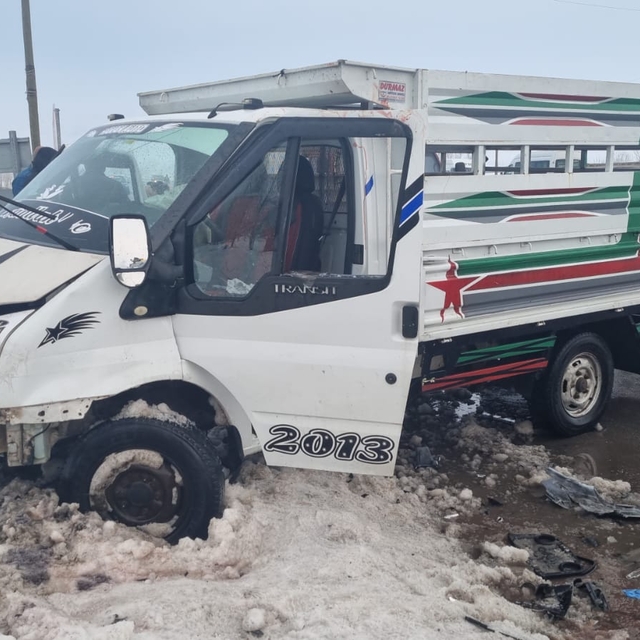 Van'da kamyonet ile hafif ticari aracın çarpıştığı kazada 7 kişi yaralandı