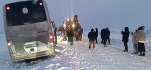 Kars'ta kar nedeniyle mahsur kalan tur otobüsündeki 30 kişi kurtarıldı