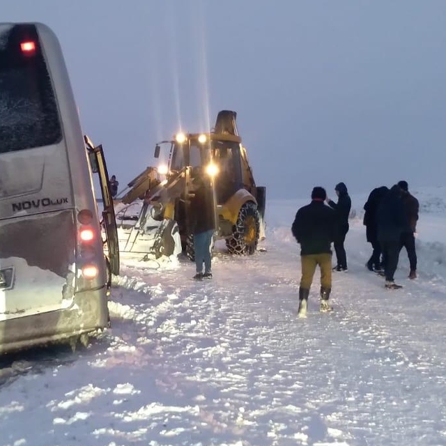 Kars'ta kar nedeniyle mahsur kalan tur otobüsündeki 30 kişi kurtarıldı