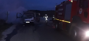 Adana'da seyir halindeki pikap yandı