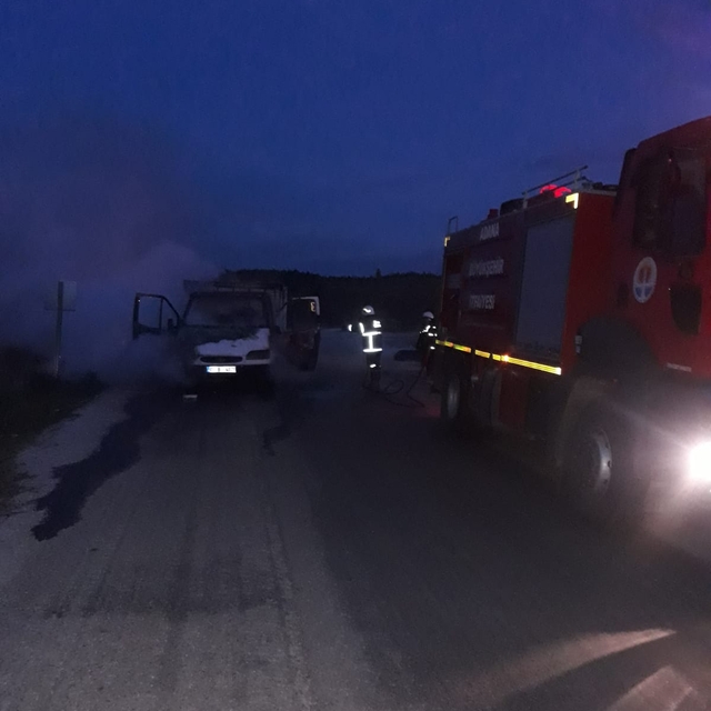 Adana'da seyir halindeki pikap yandı