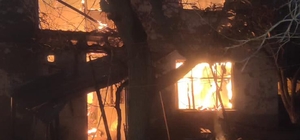 Osmaneli'de iki katlı ahşap ev yandı