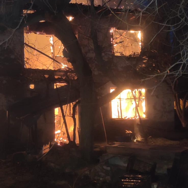 Osmaneli'de iki katlı ahşap ev yandı