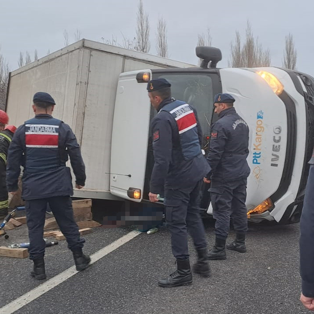 Konya'da devrilen kamyonetin sürücüsü öldü