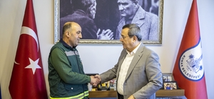 Konak Belediye Başkanı Batur'dan, bulduğu cüzdanı sahibine ulaştıran person...