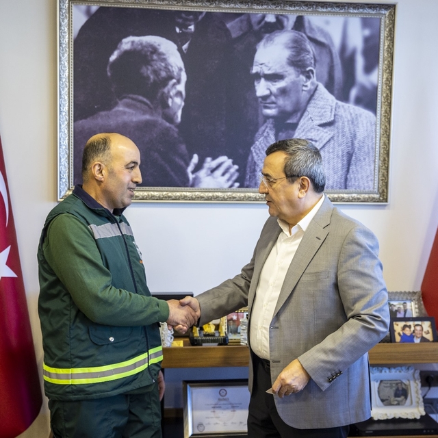 Konak Belediye Başkanı Batur'dan, bulduğu cüzdanı sahibine ulaştıran person...