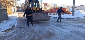 Yeşilyurt Belediyesi buzlanan yollarda tuzlama çalışması yaptı