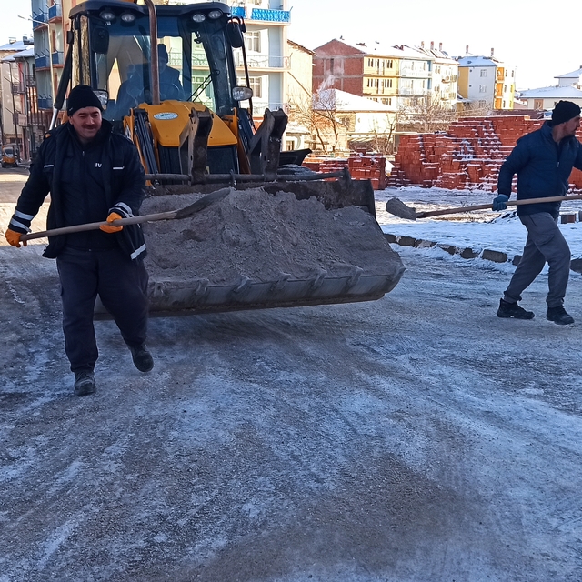 Yeşilyurt Belediyesi buzlanan yollarda tuzlama çalışması yaptı
