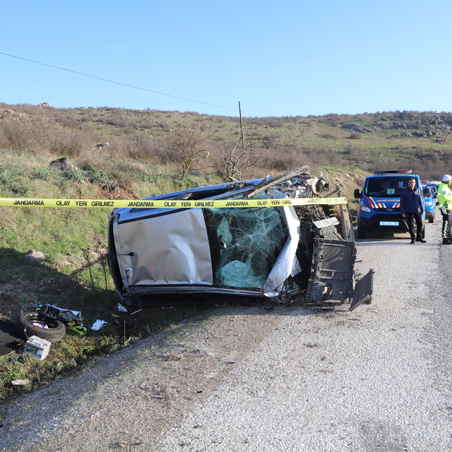 Balıkesir'de minibüsle çarpışan otomobilin sürücüsü hayatını kaybetti