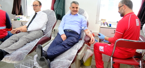 Yozgat Valisi Özkan Türk Kızılay'a kan bağışında bulundu