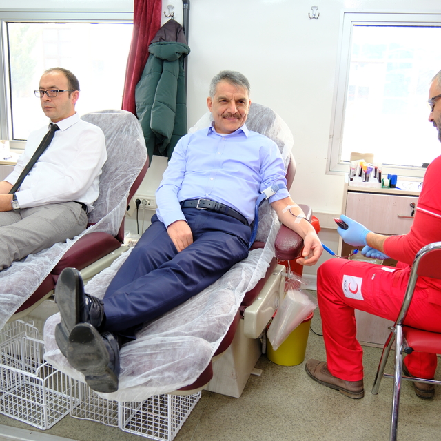 Yozgat Valisi Özkan Türk Kızılay'a kan bağışında bulundu