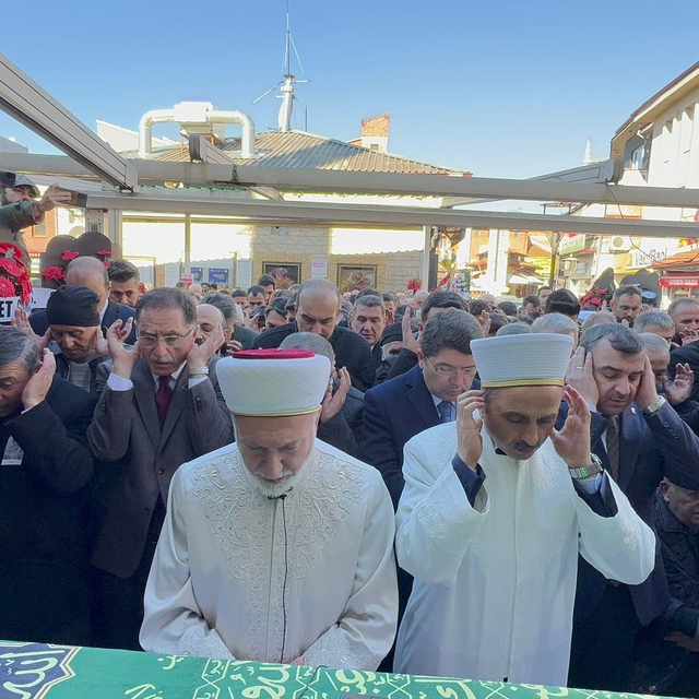 Bakan Tunç, Bartın Belediye Başkanı Fırıncıoğlu'nun eşinin cenazesine katıl...
