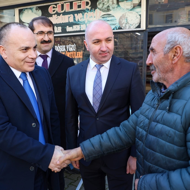 Artvin Valisi Ünsal, Ardanuç'ta esnafla bir araya geldi