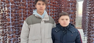 İki kardeşin geliştirdiği hurma soyma makinesi ailesinin üretimini artırdı