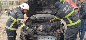 Hatay'da park halindeki otomobil yandı