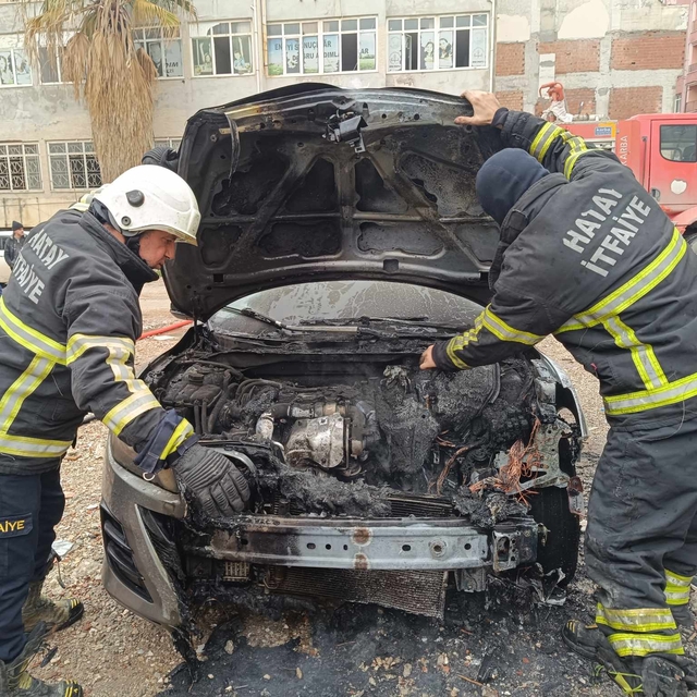 Hatay'da park halindeki otomobil yandı