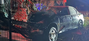 Sakarya'da akaryakıt istasyonunun tabelasına çarpan otomobildeki 3 kişi yar...